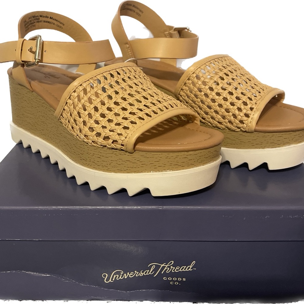 Universal Threads Alba Platform Sandal/ Heel Size 7.5